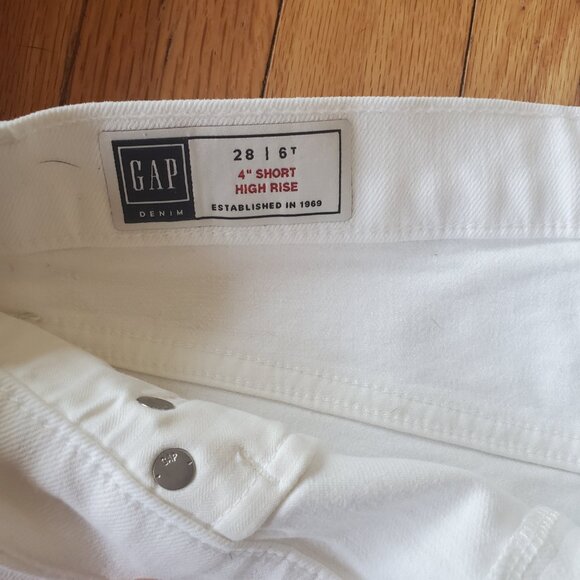 Gap High Rise Short - Picture 3 of 4